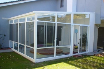 Ultra-white float glass